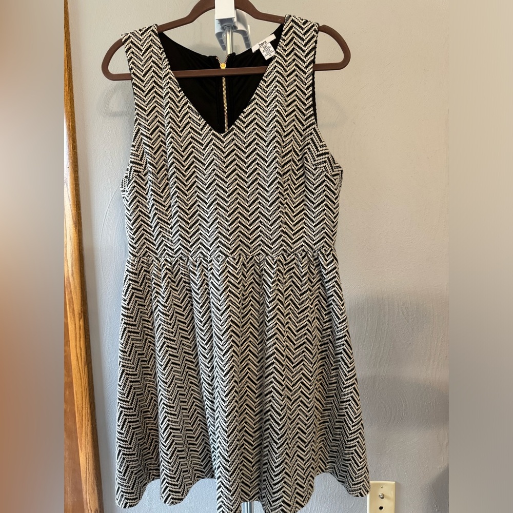 UVGC Black and White Chevron Dress, Size XL